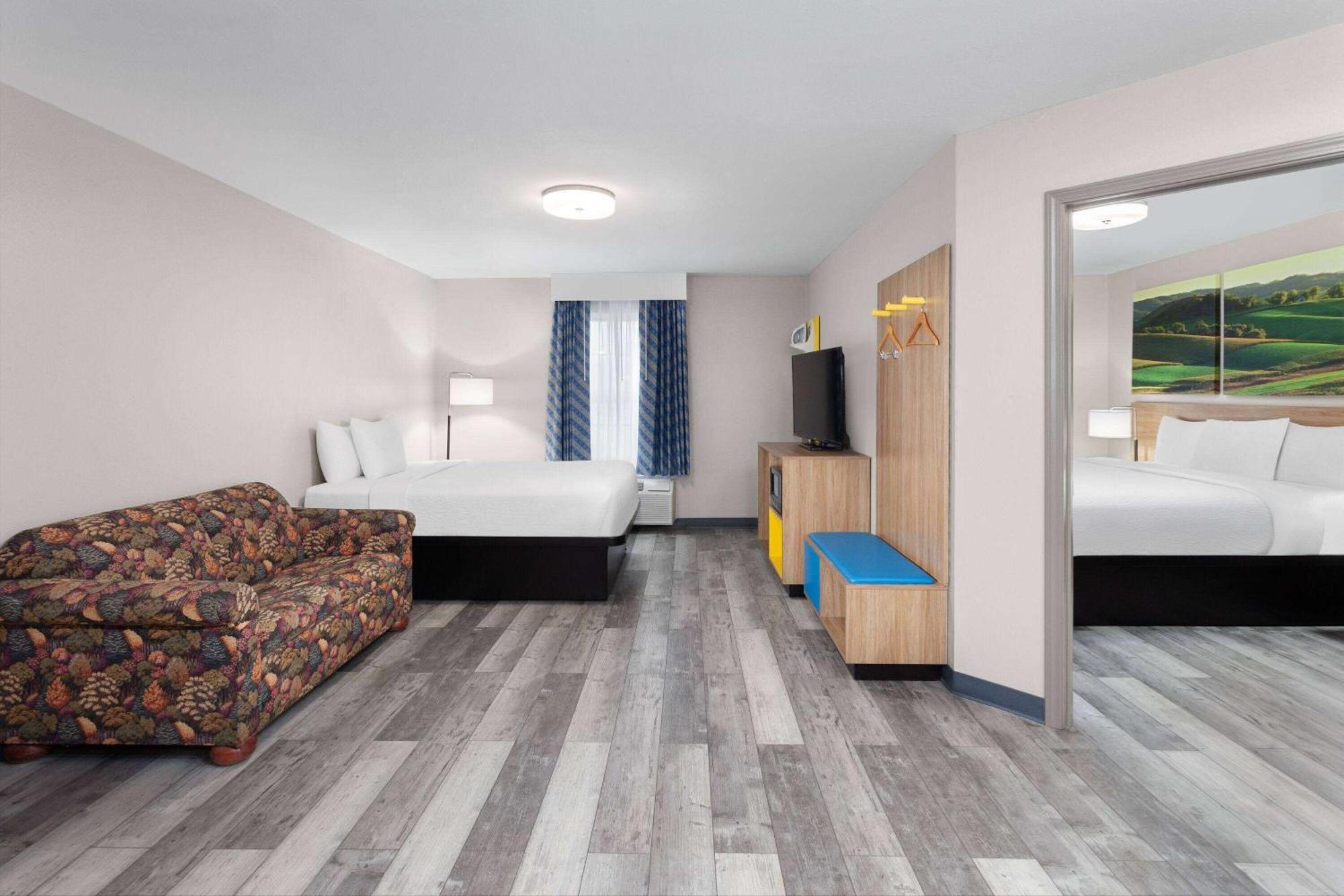 Days Inn & Suites By Wyndham Sellersburg Kültér fotó